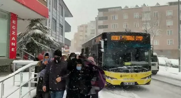 istanbula-kar-yagdi-iett-otobusleri-sehrin-her-noktasinda-trafigi-kilitledi-1647003490507.jpg