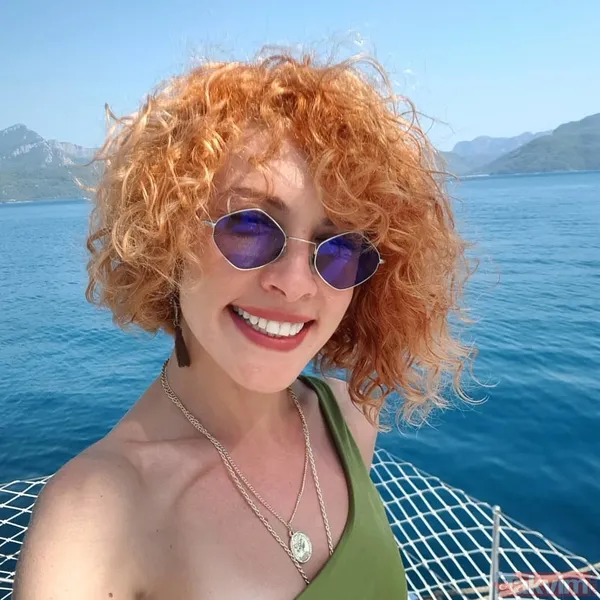 Güldür Güldür'ün Çiçek'i derin göğüs dekolteli dantelli büstiyeri ile ortalığı salladı! Açelya Topaloğlu'nu gören bir daha baktı - 2