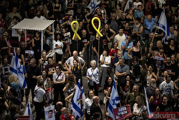 Tel Aviv yine sokaklara döküldü! Eli kanlı Netanyahu'nun evinin önünde büyük protesto: Sen baştasın, sen suçlusun - 18