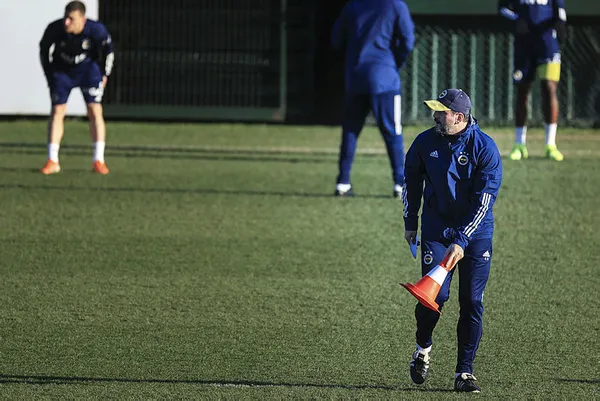 fenerbahce-teknik-direktoru-erol-buluttan-galatasaray-derbisi-aciklamasi-bir-kac-eksigimiz-var-1612625437912.jpg Fenerbahçe Teknik Direktörü Erol Bulut'tan Galatasaray derbisi açıklaması: Kalemize gelen ilk top gol oldu-2