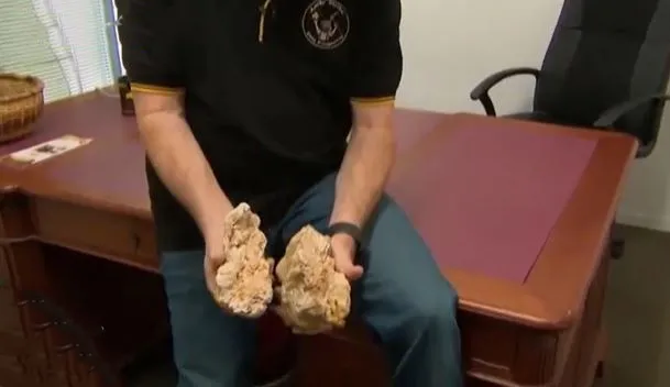 adan-zye-herkesi-saskina-ceviren-kesif-kayalarin-icinde-kulce-kulce-altin-buldu-1701078888010.jpg Gören dönüp bir kez daha baktı! Çılgın keşifle kayaların içinde çil çil altın buldu-3