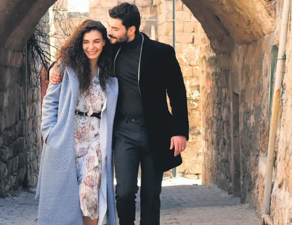 Atv'nin fenomen dizisi Hercai fırtınası ABD'ye sıçradı: Reyyan karakterini canlandıran Ebru Şahin'e beğeni yağdı-6