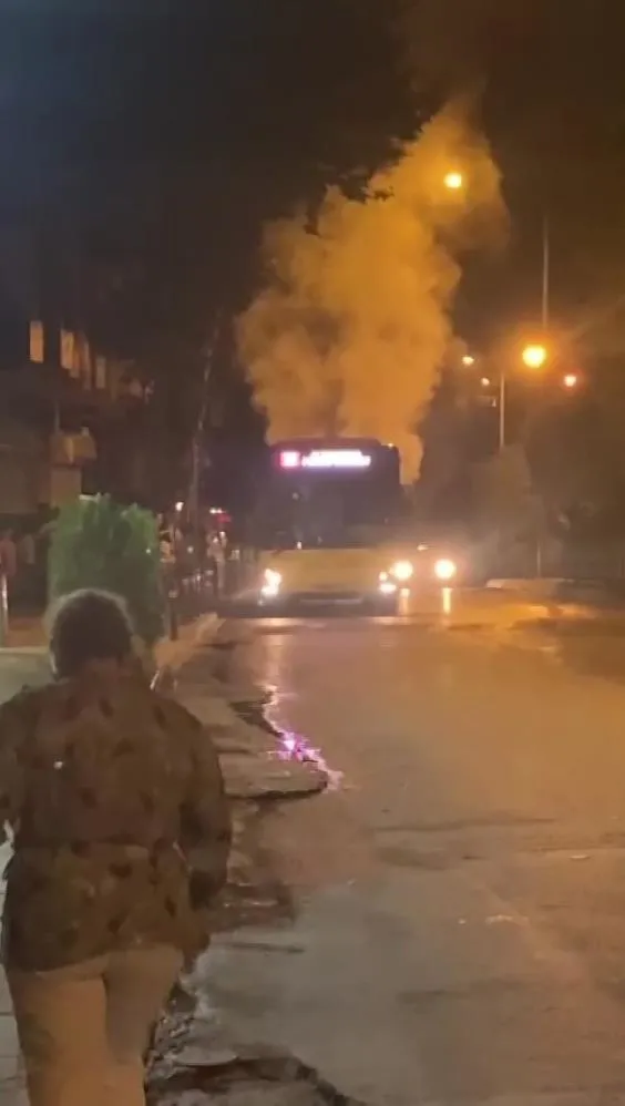 bir-iett-klasigi-dumanlar-yukselen-otobus-yolda-kaldi-1661266110672.jpg Bir İETT klasiği: Dumanlar yükselen otobüs yolda kaldı-2