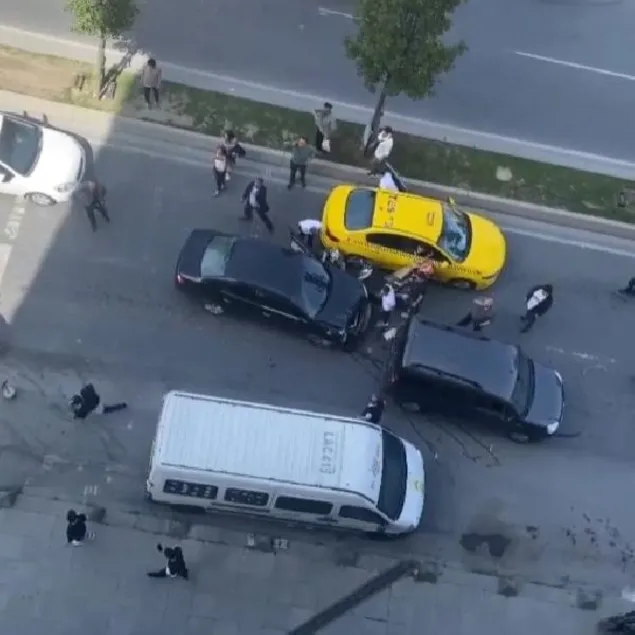 Kaza yapan şoför ve arkadaşları koşarak kaçtı