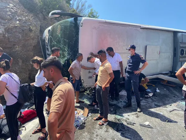mersinde-yolcu-otobusu-ile-tir-carpisti-14-yarali-1624959185041.jpg Mersin'de yolcu otobüsü ile TIR çarpıştı: 14 yaralı-4