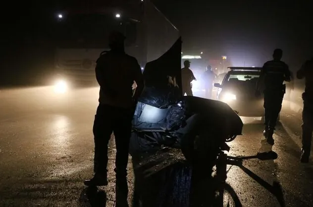 Manisa'da feci kaza! Otomobil ikiye bölündü