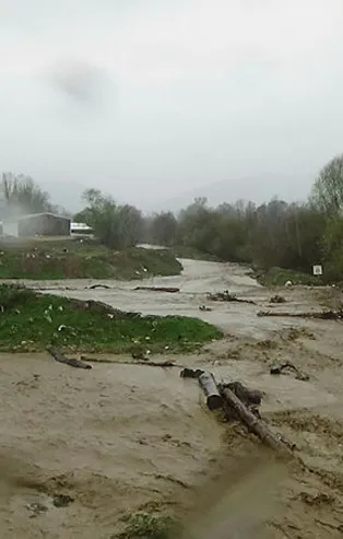 Bursa'da aşırı yağış nedeniyle dereler taştı yollar kapandı