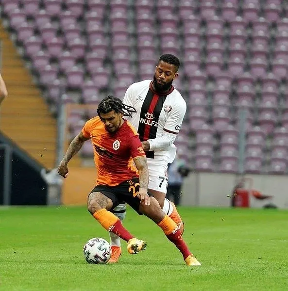 galatasarayda-deandre-yedlin-soku-oyuna-devam-edemedi-1618074062942.jpeg