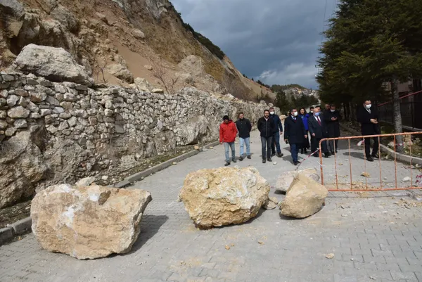 isparta-egirdirde-14-blok-210-dairede-oturanlar-korku-icinde-heyelan-tehlikesi-altinda-yasiyorlar-1645776917688.jpg Isparta Eğirdir'de 14 blok 210 dairede oturanlar korku içinde! Heyelan tehlikesi altında yaşıyorlar-5