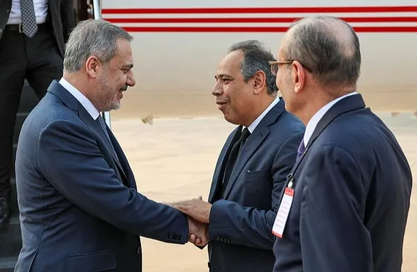 turkiye-baris-icin-devrede-disisleri-bakani-hakan-fidan-misirin-baskenti-kahireye-ulasti-1697218866512.jpeg