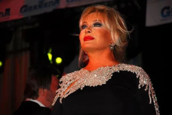 Emel Sayın hastaneye kaldırıldı-2