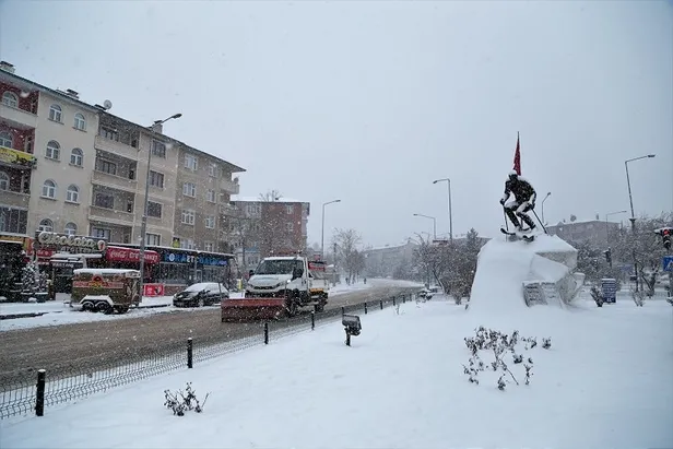 kara-kis-kapiya-dayandi-kazma-kurek-yaktiracak-sogugu-iliklerimize-kadar-hissedecegiz-1698488176795.jpg Kara kış kapıya dayandı! Bu kez kazma kürek yaktıracak soğuğu iliklerimize kadar hissedeceğiz-5