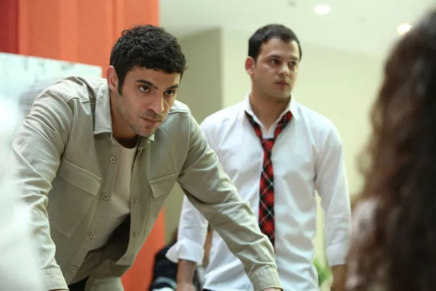 vefat-haberi-kardeslerimi-yikip-gecen-halit-ozgur-sari-yeni-adresi-yalniz-kurtta-sovunu-yapacak-1640369150217.jpg Yalnız Kurt'ta şovunu yapacak! Vefat haberi Kardeşlerim'i yıkıp geçen Halit Özgür Sarı yeni dizisiyle dönüyor-3