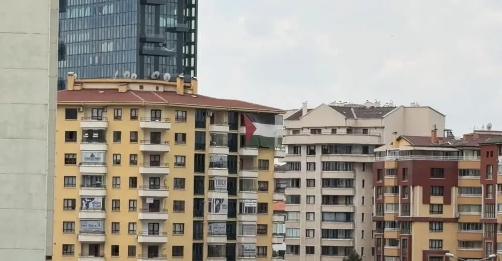 1783341225149.jpeg Trump gelmeden mesaj gibi görüntü: Otelinin karşısına Filistin bayrağı astılar-2