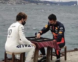 Başka ülkede GP izleyemem! Gasly ve Albon tavla oynadı...