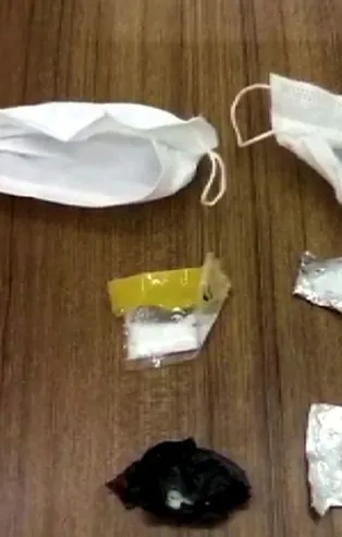 Akılalmaz olay! Kollarındaki maskeden uyuşturucu çıktı