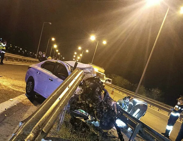 1620790238328.jpg İstanbul TEM'de korkunç kaza! Kontrolden çıktı bariyerlere girdi motoru yerinden fırladı-2