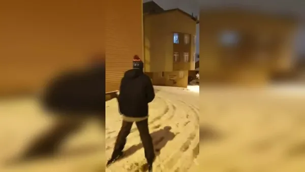 istanbulda-gece-kar-yagisi-etkili-oldu-kimisi-kayak-takimini-aldi-kimisi-drift-yapti-1643002548543.jpg İstanbul'da gece kar yağışı etkili oldu! Kimisi kayak takımını aldı kimisi drift yaptı-5