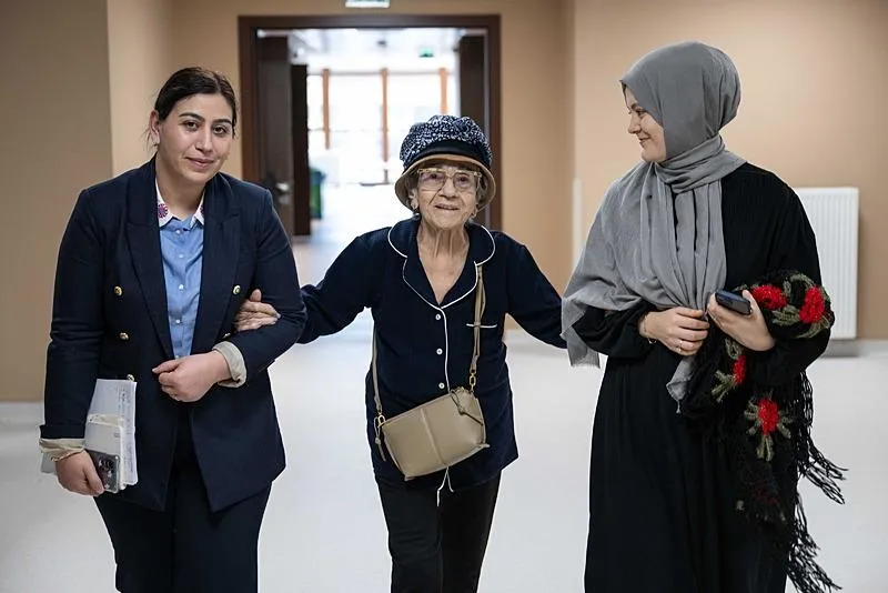 Başkan Erdoğan'ın Darülaceze ziyaretinde ʺKimsem yok.ʺ demesi üzerine ʺBiz varız.ʺ diyerek karşılık verdiği Suzan Tosun AA muhabirine konuştu. (AA)