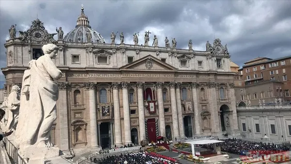 Devlet Sekreterliği; Devlet Sekreteri (başbakan konumunda), Genel İşler Sekreteri (içişleri işlevini üstlenen makam) ve Devletlerle İlişkiler Sekreteri'nden...