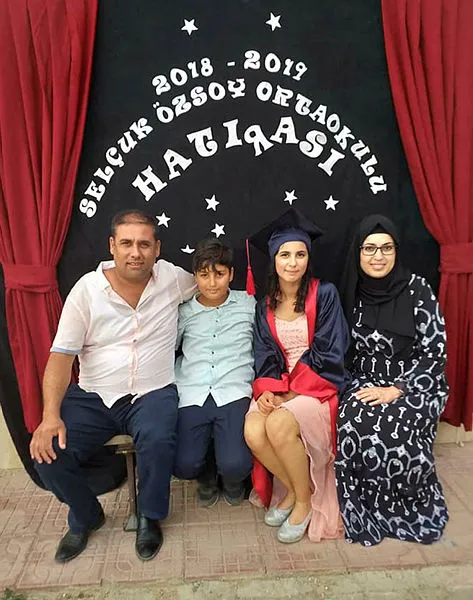 korkunc-ayrinti-27-bicak-darbesiyle-oldurulen-16-yasindaki-yagmur-tayhan-bayramda-katilinin-elini-opmus-1630662336851.jpg Korkunç ayrıntı! 27 bıçak darbesiyle öldürülen 16 yaşındaki Yağmur Tayhan, bayramda katilinin elini öpmüş-7