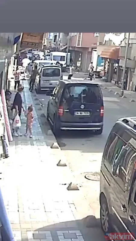 Mucize kurtuluş kamerada! Zeytinburnu'nda 3. kattan düşen 2 yaşındaki çocuğu çevre esnafı hava takaladı - 12