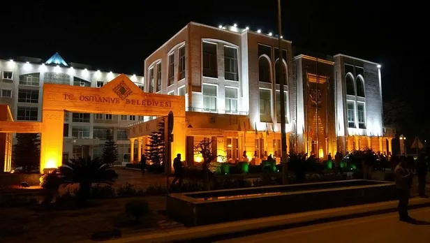 osmaniye-belediye-baskanligi-binasina-silahli-saldiri-polis-harekete-gecti-1644694858569.jpeg