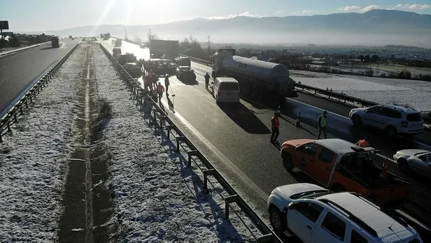 SON DAKİKA: TEM Otoyolu’nda zincirleme kaza! 9 araç birbirine girdi 4 kişi yaralandı-5