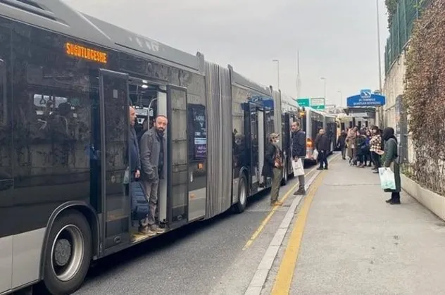 İstanbul'da yine metrobüs çilesi! Arızalanan metrobüs yoğunluk oluşturdu vatandaş isyan etti