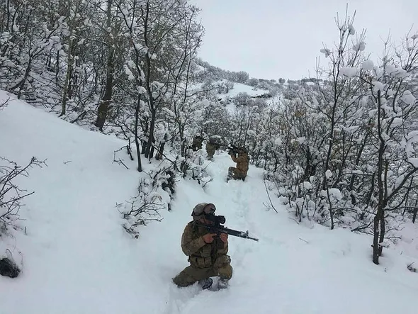 Bitlis'te toprağa gömülü 160 kilogram patlayıcı bulundu-4