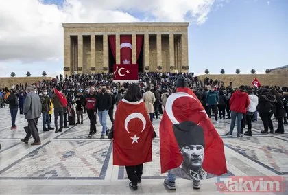 SON DAKİKA: Vatandaşlar Ata’sına koştu! Binlerce kişi Mustafa Kemal Atatürk’ün ebedi istirahatgahı Anıtkabir’i ziyaret etti