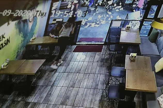 Erzincan'da şoke eden olay: Kafeden sokağa binlerce lira saçıldı
