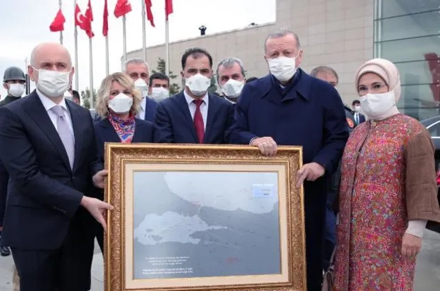 Başkan Erdoğan'a, 15 Temmuz'da çizdiği rotanın tablosu hediye edildi