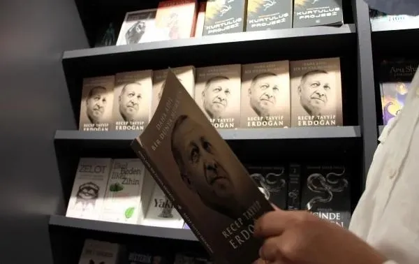 ozgur-ozelden-batiya-sikayet-turu-avrupada-turkiyeyi-hedef-aldi-1776617764947.jpeg Özgür Özel'den Batı’ya şikayet turu: Avrupa’da Türkiye’yi hedef aldı! Özel’den Erdoğan’ın sloganıyla çelişkili çıkış-7