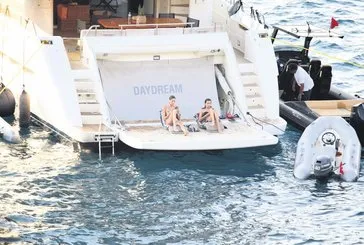 Güzeller teknesi! Tescilli mankenler Türkbükü'nde görenleri büyüledi