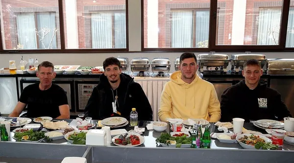 Fenerbahçe'de Başkan Ali Koç ve yöneticiler futbol takımı ile barbekü partisinde bir araya geldiler-4