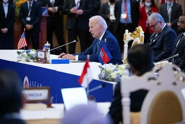 abd-baskani-joe-biden-yeni-bir-gafa-imza-atti-asean-zirvesinde-yaptigi-konusmada-ev-sahibi-ulke-kambocya-ile-k-1668283784664.jpeg