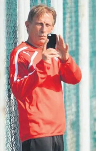 Fenerbahçe'den Daum’a telefon şakası! Numarası alındı ama hiç kimse aramadı...