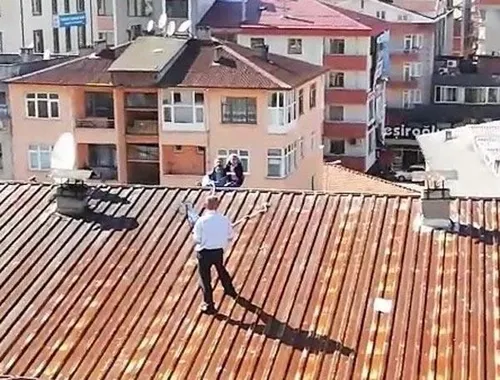 Trabzon'da ilginç olay! Megafonla çatıya çıktı, tüm ilçe ayağa kalktı…-2