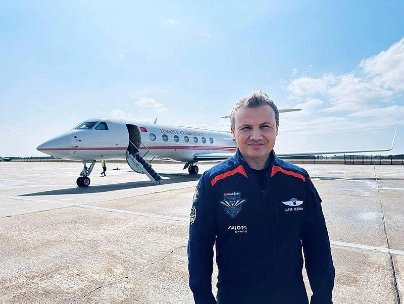 Sanayi ve Teknoloji Bakanı Mehmet Fatih Kacır, sosyal medya hesabından Türkiye'nin ilk astronotu Alper Gezeravcı'nın yurda dönüşüne ilişkin fotoğraf paylaştı. 