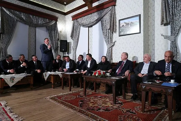 baskan-erdogan-tokatta-ciftcilerle-bulustu-aycicek-yaginda-sorun-yok-1648320918378.jpeg Başkan Erdoğan Tokat'ta çiftçilerle buluştu! "Ayçiçek yağında sorun yok"-3