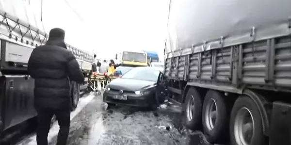 Son dakika: Bolu Dağı'nda zincirleme kaza! Yol trafiğe kapatıldı-2