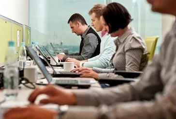 Sözleşmeli personele yarı zamanlı çalışma hakkı: Resmi Gazete’de yayımlandı! Kimleri kapsıyor?