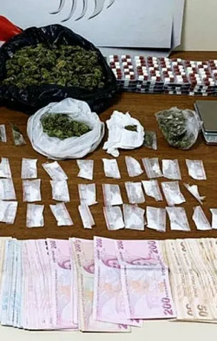 İzmir'de uyuşturucu operasyonu: 3 gözaltı