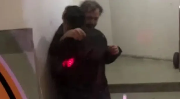 Alkol yüzünden parmakları kesilmişti... Nejat İşler ayakta durmakta zorlandı, dengesini kaybetti, başını yere çarptı-4