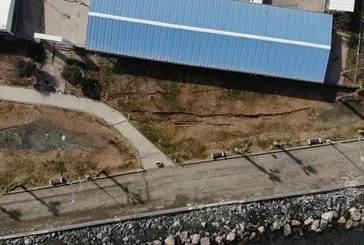 İskenderun sahil bandında yarıklar oluştu