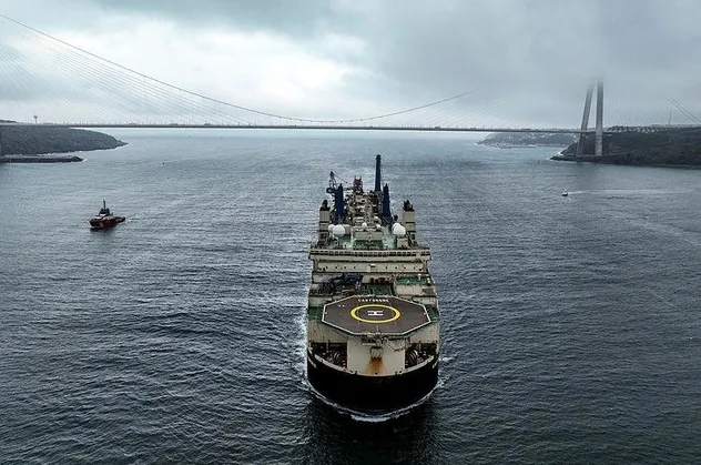 Karadeniz'den doğalgazı çıkaracak boruları döşedi geri dönüyor! Dev gemi Castorone İstanbul Boğazı'ndan geçti