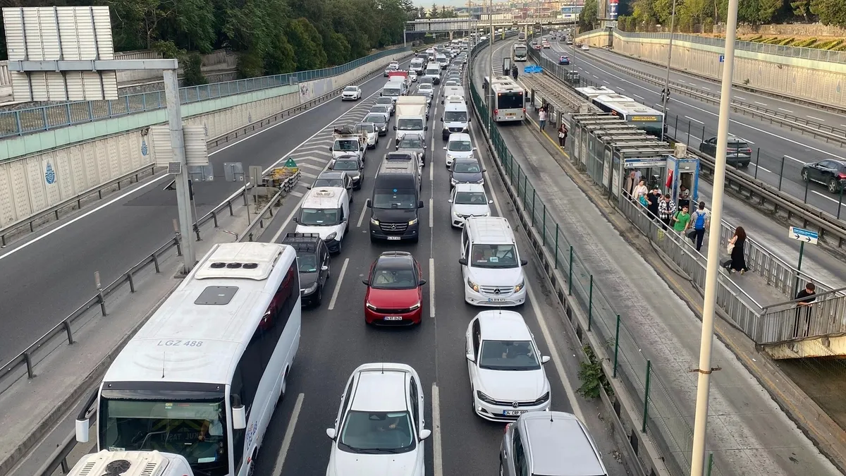 istanbulda-okul-trafigi-ikinci-gunde-yuzde-58e-yukseldi-1789451770238.jpeg İstanbul’da okul trafiği ikinci günde yüzde 58’e çıktı: Ana arterlerde sürücüler zorlandı-3