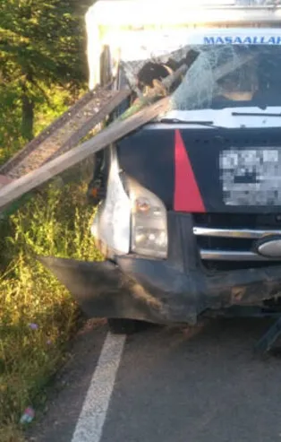 Isparta'da feci kaza! Ok gibi saplandı