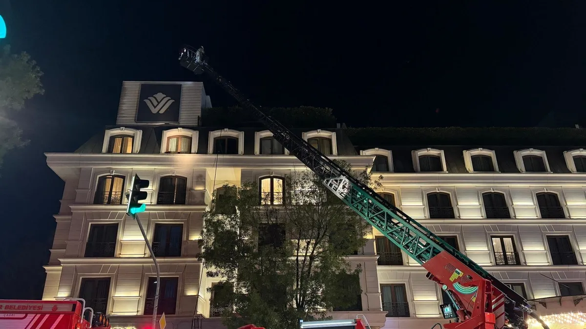 İZLE I Bağdat Caddesi'nde otelde yangın çıktı! Çok sayıda ekip bölgede